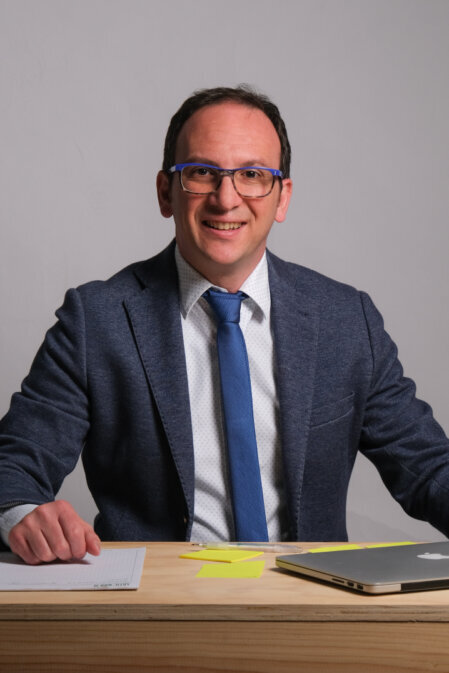 Nicola Cancila è un professionista poliedrico che unisce esperienza nell’hôtellerie, competenze in enogastronomia e una solida formazione in comunicazione digitale. Sommelier del vino e dell’olio, consulente e formatore, valorizza territori e progetti con passione e autenticità.
